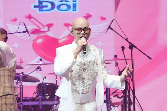 Happy new year của Phan Đinh T&ugrave;ng  - Ảnh 1.