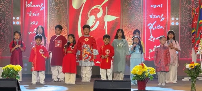 Sắc xu&acirc;n rạng rỡ trong những hội chợ Tết Việt nơi xứ người - Ảnh 3.