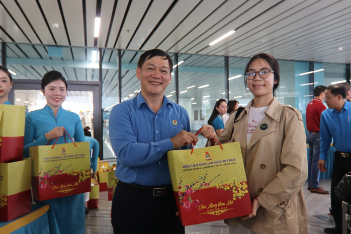 Chuyến bay C&ocirc;ng đo&agrave;n đưa hơn 1.050 c&ocirc;ng nh&acirc;n về qu&ecirc; đ&oacute;n Tết - Ảnh 7.