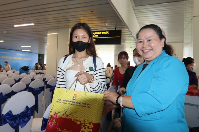 Chuyến bay C&ocirc;ng đo&agrave;n đưa hơn 1.050 c&ocirc;ng nh&acirc;n về qu&ecirc; đ&oacute;n Tết - Ảnh 8.