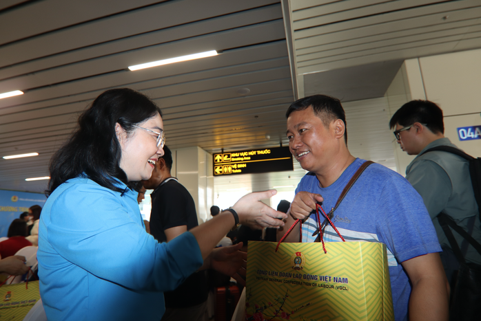 Chuyến bay C&ocirc;ng đo&agrave;n đưa hơn 1.050 c&ocirc;ng nh&acirc;n về qu&ecirc; đ&oacute;n Tết - Ảnh 9.