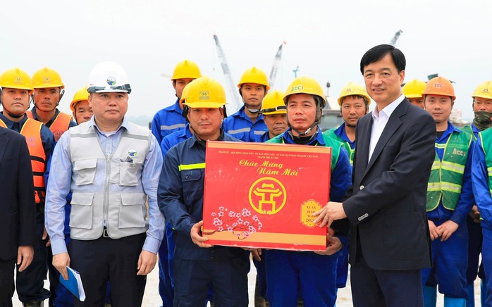 C&ocirc;ng nh&acirc;n lao động b&aacute;m c&ocirc;ng trường trọng điểm Xuy&ecirc;n Tết 2026 - Ảnh 1.