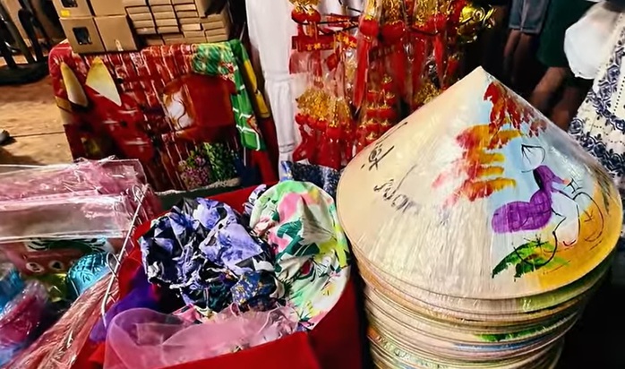 Sắc xu&acirc;n rạng rỡ trong những hội chợ Tết Việt nơi xứ người - Ảnh 6.