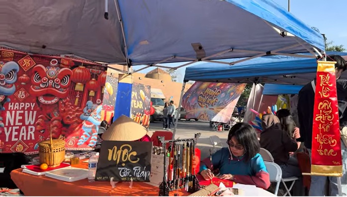 Sắc xu&acirc;n rạng rỡ trong những hội chợ Tết Việt nơi xứ người - Ảnh 7.