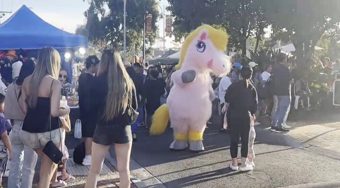 Sắc xu&acirc;n rạng rỡ trong những hội chợ Tết Việt nơi xứ người - Ảnh 9.