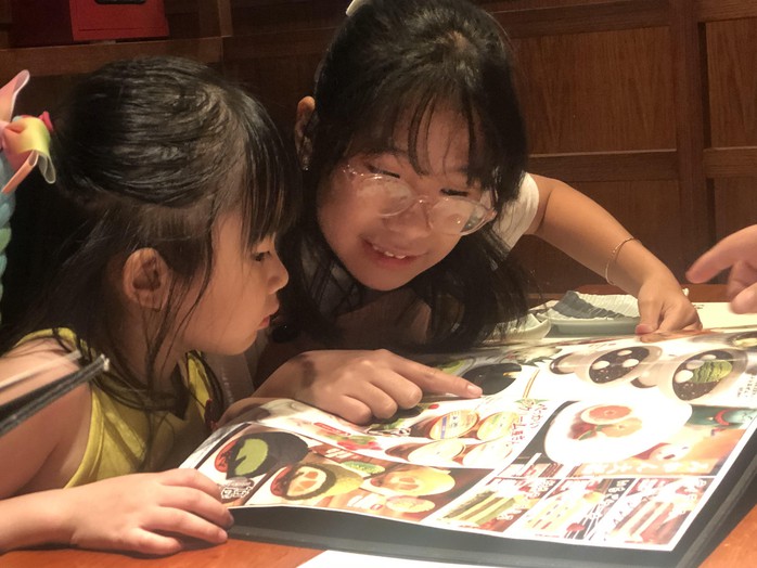 Ăn Tết b&ecirc;n ngo&agrave;i: Lựa chọn của gia đ&igrave;nh ng&agrave;y nay - Ảnh 1.