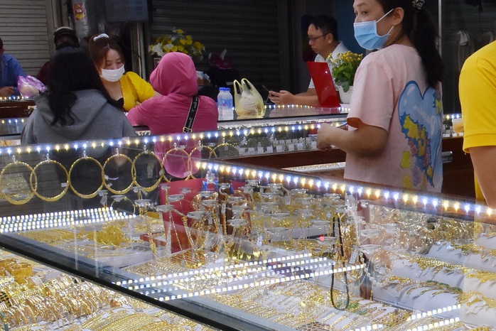 Gi&aacute; v&agrave;ng h&ocirc;m nay 13-2: Giảm thẳng đứng - Ảnh 1.