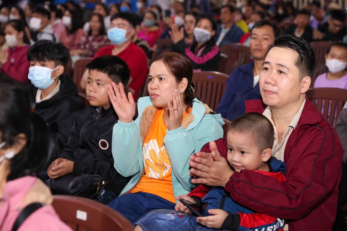 C&ocirc;ng nh&acirc;n x&uacute;c động khi l&atilde;nh đạo Th&agrave;nh ủy, LĐLĐ TPHCM tiễn về qu&ecirc; đ&oacute;n Tết - Ảnh 3.