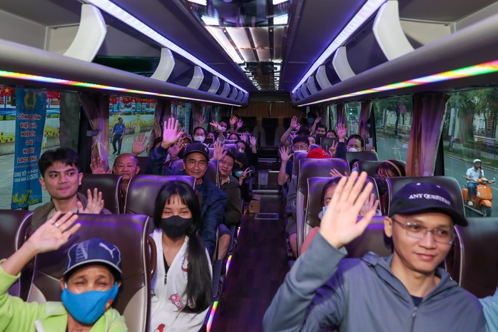 C&ocirc;ng nh&acirc;n x&uacute;c động khi l&atilde;nh đạo Th&agrave;nh ủy, LĐLĐ TPHCM tiễn về qu&ecirc; đ&oacute;n Tết - Ảnh 8.