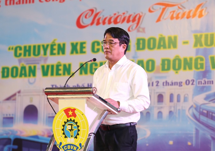 C&ocirc;ng nh&acirc;n x&uacute;c động khi l&atilde;nh đạo Th&agrave;nh ủy, LĐLĐ TPHCM tiễn về qu&ecirc; đ&oacute;n Tết - Ảnh 2.