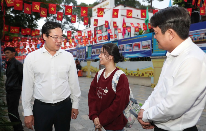 C&ocirc;ng nh&acirc;n x&uacute;c động khi l&atilde;nh đạo Th&agrave;nh ủy, LĐLĐ TPHCM tiễn về qu&ecirc; đ&oacute;n Tết - Ảnh 5.