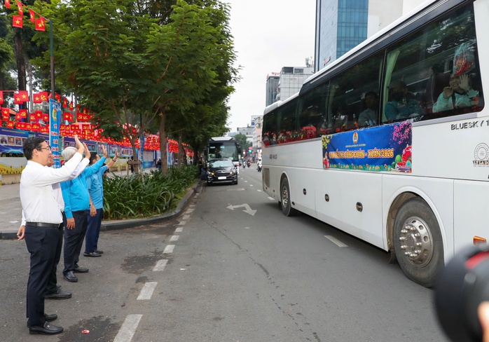 C&ocirc;ng nh&acirc;n x&uacute;c động khi l&atilde;nh đạo Th&agrave;nh ủy, LĐLĐ TPHCM tiễn về qu&ecirc; đ&oacute;n Tết - Ảnh 7.