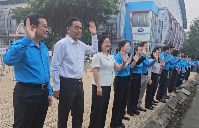 C&ocirc;ng nh&acirc;n x&uacute;c động khi l&atilde;nh đạo Th&agrave;nh ủy, LĐLĐ TPHCM tiễn về qu&ecirc; đ&oacute;n Tết - Ảnh 10.