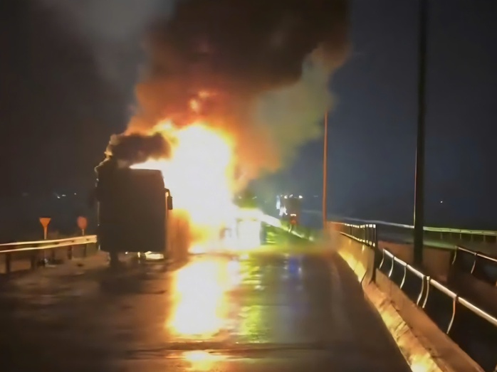 Vụ ch&aacute;y Xe kh&aacute;ch giường nằm trong đ&ecirc;m tại Đắk Lắk khiến 34 h&agrave;nh kh&aacute;ch hoảng loạn - Ảnh 1.