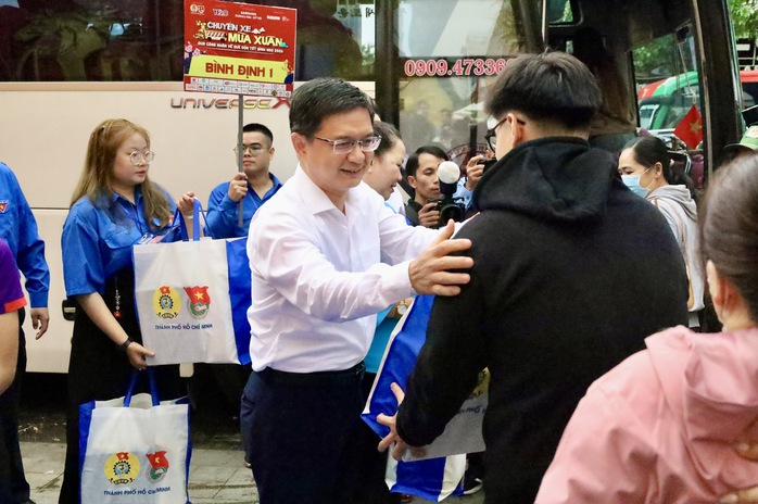 L&atilde;nh đạo Th&agrave;nh ủy, LĐLĐ TPHCM tiễn c&ocirc;ng nh&acirc;n về qu&ecirc; ăn Tết - Ảnh 11.