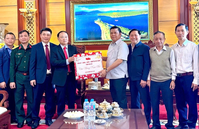 L&atilde;nh đạo tỉnh Gia Lai thăm Tập đo&agrave;n Đức Long Gia Lai ch&uacute;c Tết 2026 - Ảnh 1.