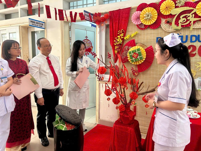 Đo&agrave;n vi&ecirc;n, người lao động Bệnh viện Nh&acirc;n d&acirc;n Gia Định đ&oacute;n Xu&acirc;n an vui - Ảnh 3.