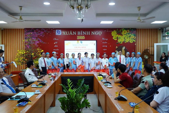 Đo&agrave;n vi&ecirc;n, người lao động Bệnh viện Nh&acirc;n d&acirc;n Gia Định đ&oacute;n Xu&acirc;n an vui - Ảnh 2.