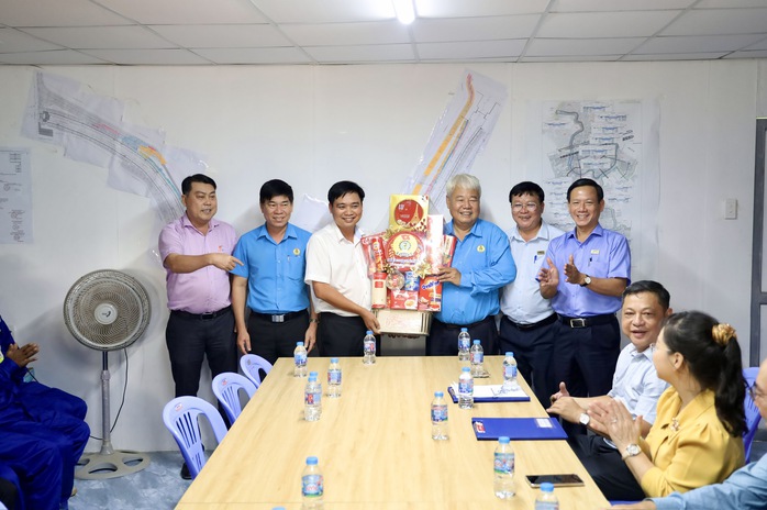 L&atilde;nh đạo LĐLĐ TPHCM chăm lo cho người lao động l&agrave;m việc xuy&ecirc;n Tết - Ảnh 5.