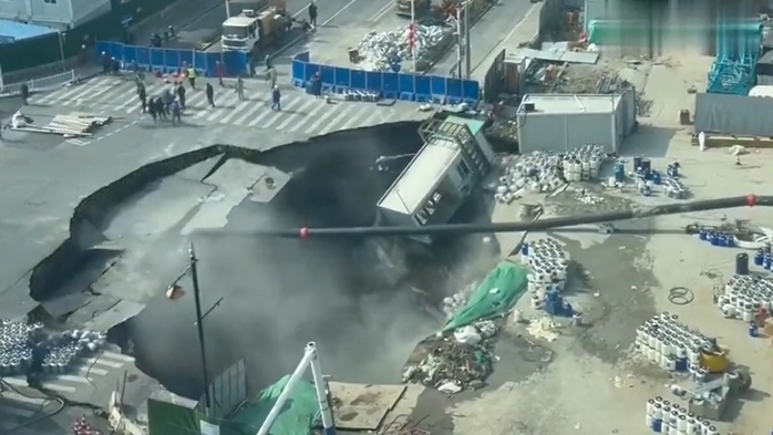 Thượng Hải: "Hố tử thần" xuất hiện tại c&ocirc;ng trường đường sắt đ&ocirc; thị, nhiều tuyến đường bị phong tỏa - Ảnh 1.