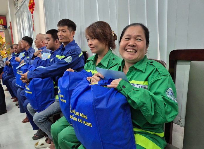 L&atilde;nh đạo LĐLĐ TPHCM chăm lo cho người lao động l&agrave;m việc xuy&ecirc;n Tết - Ảnh 4.