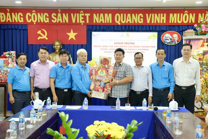 L&atilde;nh đạo LĐLĐ TPHCM chăm lo cho người lao động l&agrave;m việc xuy&ecirc;n Tết - Ảnh 1.