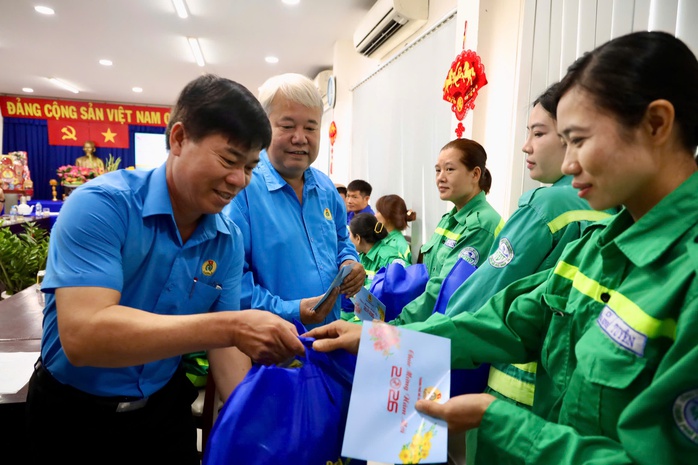 L&atilde;nh đạo LĐLĐ TPHCM chăm lo cho người lao động l&agrave;m việc xuy&ecirc;n Tết - Ảnh 3.