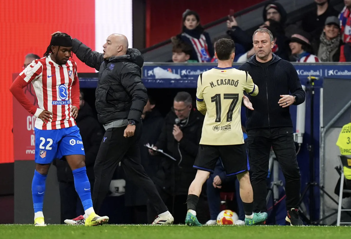 H&agrave;ng thủ sụp đổ, Barcelona thảm bại kh&oacute; tin b&aacute;n kết C&uacute;p Nh&agrave; vua - Ảnh 1.