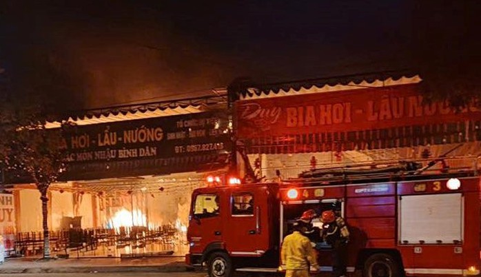 Ch&aacute;y lớn tại nh&agrave; h&agrave;ng, nam nh&acirc;n vi&ecirc;n trẻ tuổi mắc kẹt tử vong - Ảnh 1.