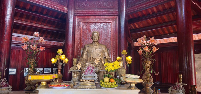 Cận cảnh ng&ocirc;i đền thờ cố Tổng B&iacute; thư L&ecirc; Duẫn giữa l&ograve;ng hồ Kẻ Gỗ - Ảnh 9.