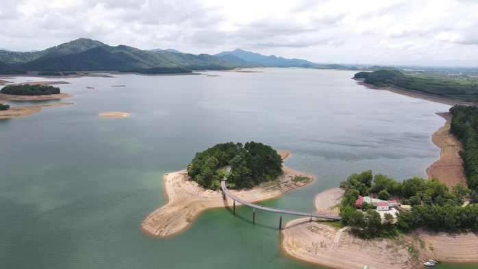 Cận cảnh ng&ocirc;i đền thờ cố Tổng B&iacute; thư L&ecirc; Duẫn giữa l&ograve;ng hồ Kẻ Gỗ - Ảnh 3.