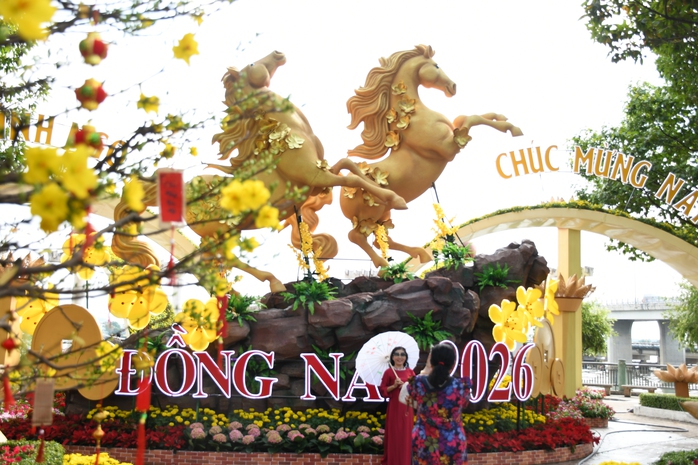 Linh vật ngựa m&atilde; đ&aacute;o th&agrave;nh c&ocirc;ng đ&oacute;n Xu&acirc;n 2026 ven s&ocirc;ng Đồng Nai - Ảnh 1.