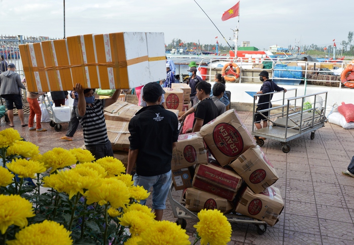 Tấp nập "chở Tết" ra đặc khu L&yacute; Sơn - Ảnh 1.