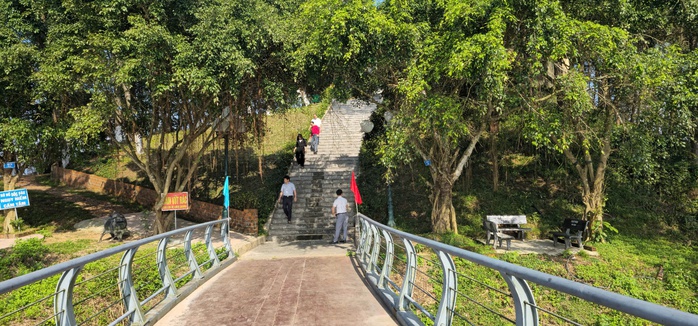 Cận cảnh ng&ocirc;i đền thờ cố Tổng B&iacute; thư L&ecirc; Duẫn giữa l&ograve;ng hồ Kẻ Gỗ - Ảnh 14.