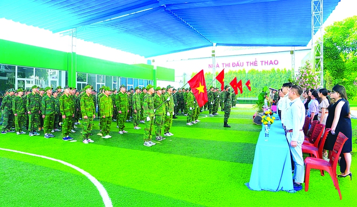 B&ecirc;n trong ng&ocirc;i trường &ldquo;kỷ luật th&eacute;p&rdquo; - Ảnh 3.