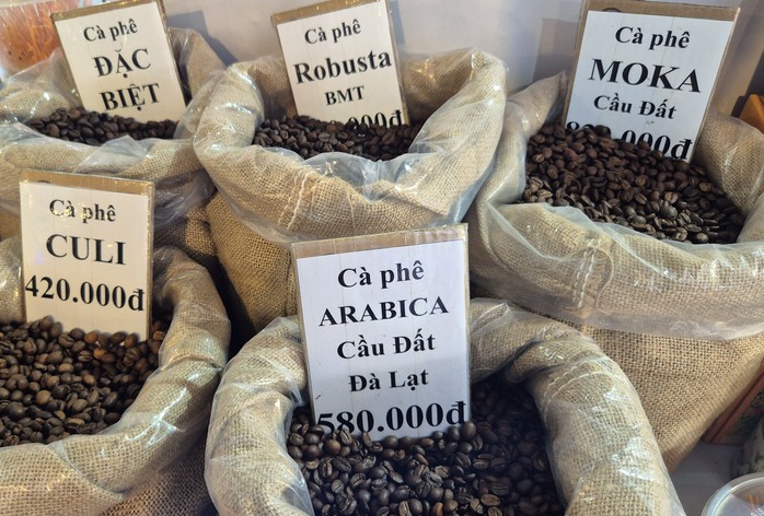 Gi&aacute; c&agrave; ph&ecirc; h&ocirc;m nay 13 - 2: Tăng mạnh gi&aacute; Robusta v&agrave; Arabica trong năm 2026 - Ảnh 2.