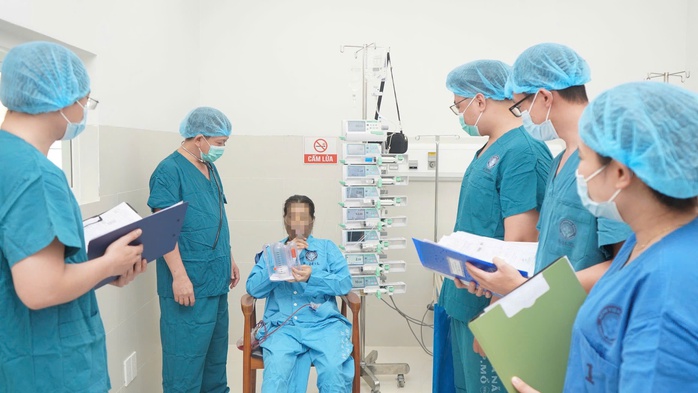 Con trai hiến gan cứu sống mẹ trong ca phẫu thuật gh&eacute;p gan th&agrave;nh c&ocirc;ng - Ảnh 1.