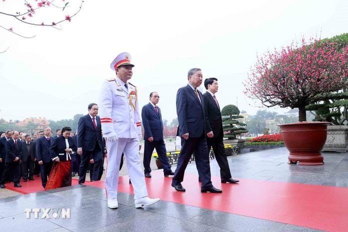 L&atilde;nh đạo Đảng, Nh&agrave; nước v&agrave;o Lăng viếng Chủ tịch Hồ Ch&iacute; Minh nh&acirc;n dịp Tết Nguy&ecirc;n đ&aacute;n B&iacute;nh Ngọ - Ảnh 3.