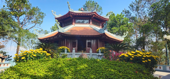 Cận cảnh ng&ocirc;i đền thờ cố Tổng B&iacute; thư L&ecirc; Duẫn giữa l&ograve;ng hồ Kẻ Gỗ - Ảnh 6.