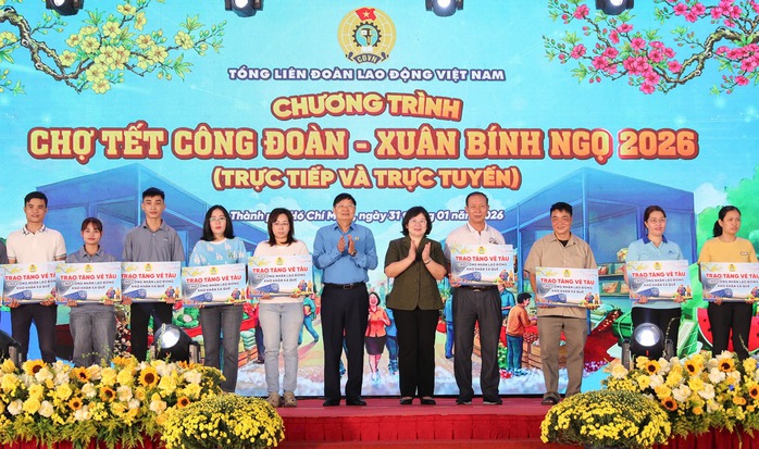 Chợ Tết C&ocirc;ng đo&agrave;n trực tuyến đ&atilde; phục vụ 215.000 lượt c&ocirc;ng nh&acirc;n lao động mua sắm trị gi&aacute; gần 110 tỉ đồng - Ảnh 1.