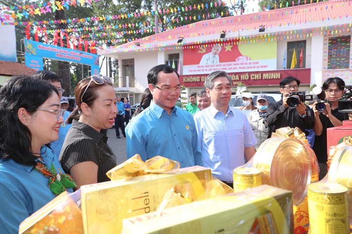 Chợ Tết C&ocirc;ng đo&agrave;n trực tuyến đ&atilde; phục vụ 215.000 lượt c&ocirc;ng nh&acirc;n lao động mua sắm trị gi&aacute; gần 110 tỉ đồng - Ảnh 3.