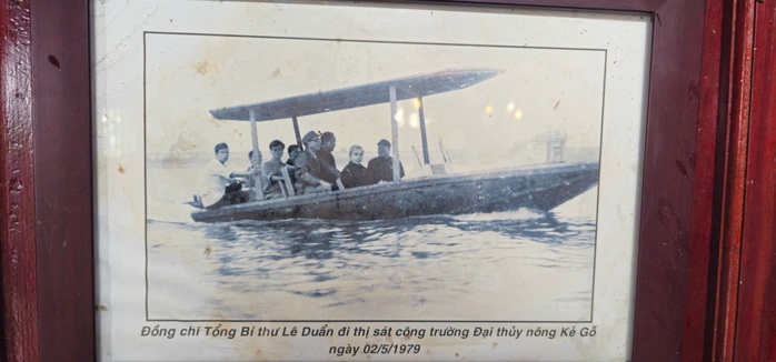 Cận cảnh ng&ocirc;i đền thờ cố Tổng B&iacute; thư L&ecirc; Duẫn giữa l&ograve;ng hồ Kẻ Gỗ - Ảnh 12.