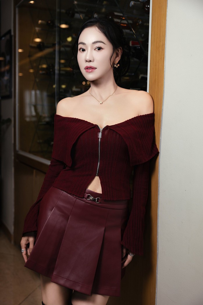 "B&agrave; tr&ugrave;m hoa hậu" ra th&ocirc;ng b&aacute;o gấp - Ảnh 1.