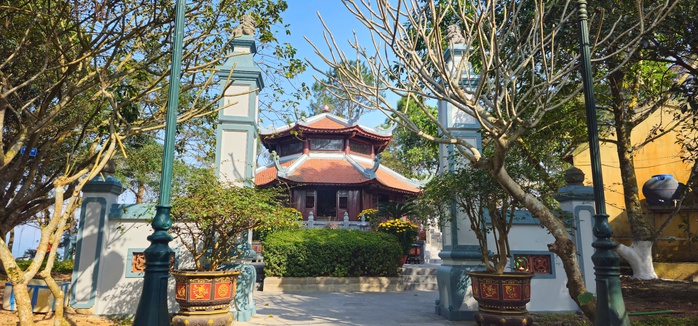 Cận cảnh ng&ocirc;i đền thờ cố Tổng B&iacute; thư L&ecirc; Duẫn giữa l&ograve;ng hồ Kẻ Gỗ - Ảnh 5.