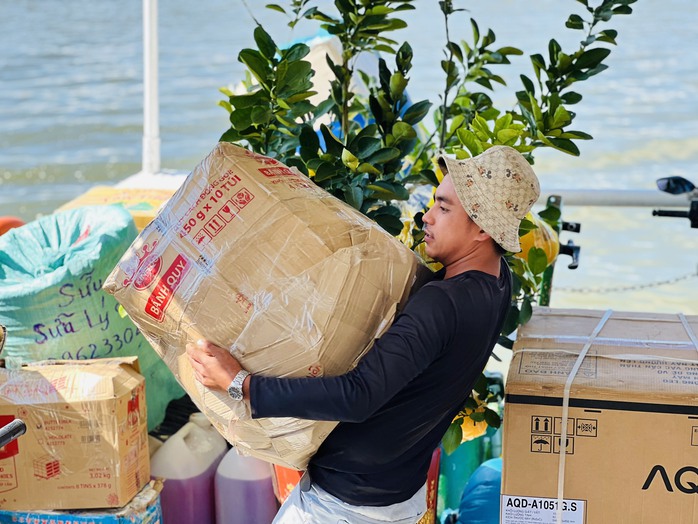 Tấp nập "chở Tết" ra đặc khu L&yacute; Sơn - Ảnh 2.