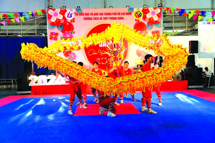 B&ecirc;n trong ng&ocirc;i trường &ldquo;kỷ luật th&eacute;p&rdquo; - Ảnh 1.