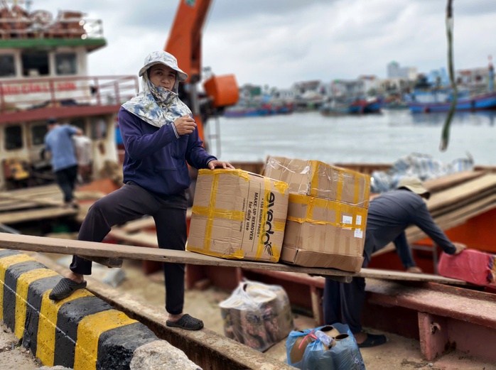 Tấp nập "chở Tết" ra đặc khu L&yacute; Sơn - Ảnh 6.