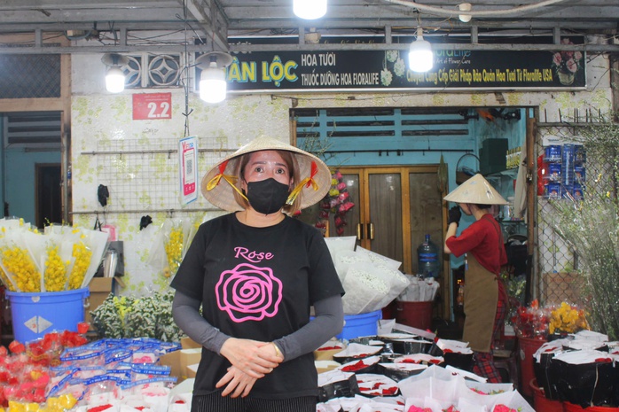 Valentine rơi sát Tết, nhiều sạp hoa ở TP HCM đìu hiu - Ảnh 2.