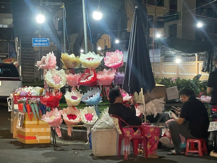 Valentine rơi sát Tết, nhiều sạp hoa ở TP HCM đìu hiu - Ảnh 4.