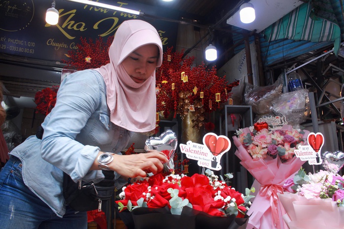 Valentine rơi sát Tết, nhiều sạp hoa ở TP HCM đìu hiu - Ảnh 3.